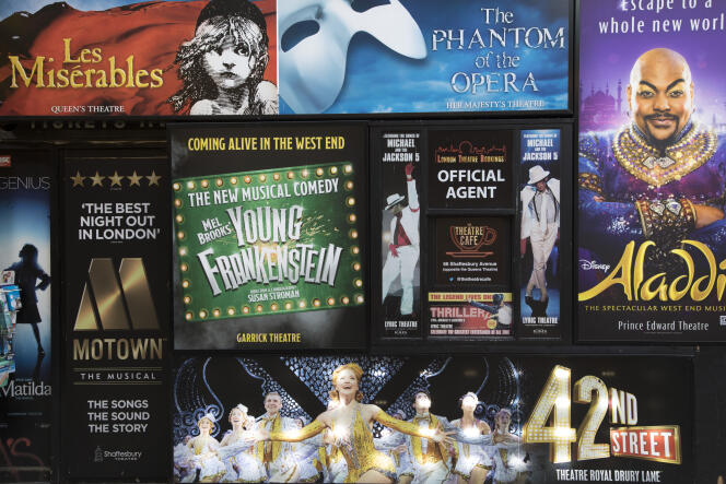 Des affiches publicitaires vantent les spectacles proposés par les théâtre de Londres, dans le quartier de West End, en mars 2018.
