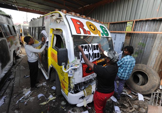 Décoration d’un « matatu » dans une banlieue de Nairobi, en avril 2016.
