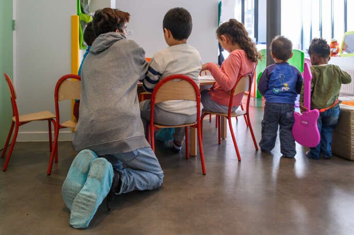 Un assistant social garde des enfants roms dans un centre d’accueil du 2e arrondissement de Paris, le 12 avril.