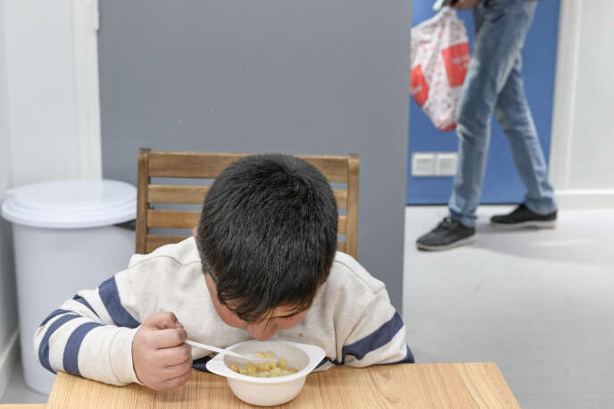 Un enfant rom dans un centre d’accueil du 2e arrondissement de Paris, le 12 avril.