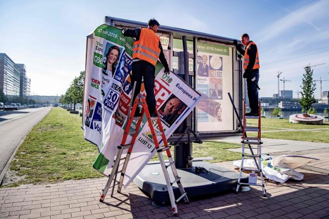 Préparation de panneaux électoraux à Rotterdam (Pays-Bas), le 29 avril.