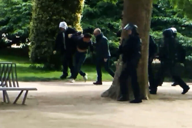 Vidéo récupérée par « Mediapart » où apparaissent Alexandre Benalla (avec la capuche) et Vincent Crase au Jardin des plantes, le 1er mai 2018.