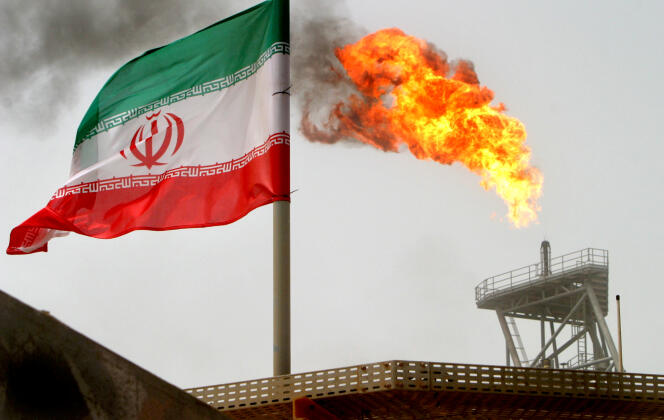 Le drapeau iranien flotte sur une plateforme pétrolière du golfe Persique, en juillet 2019.