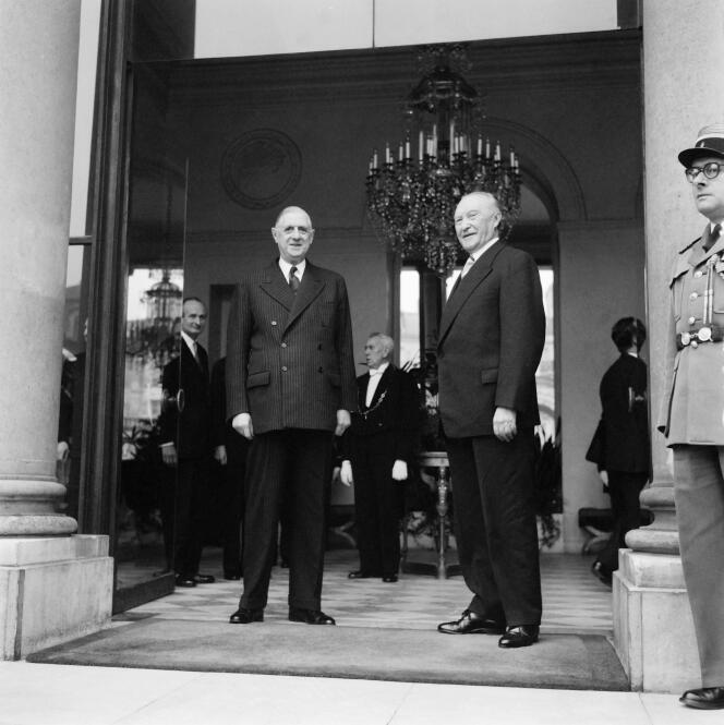 Le général De Gaulle (à gauche) reçoit le chancelier allemand Konrad Adenauer à l’Elysée, le 1er décembre 1959.