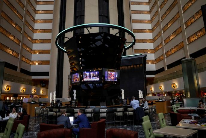 Dans le hall de l’hôtel Marriott Marquis, sur Times Square, à New York, en novembre 2017.