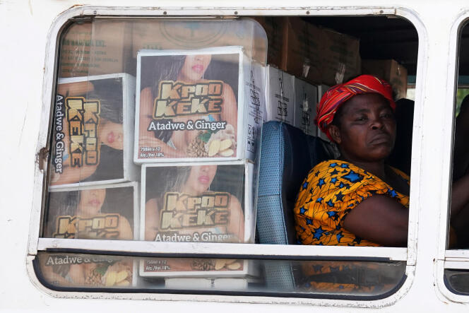 Une femme attend dans un minibus à Accra, au Ghana, en octobre 2018.