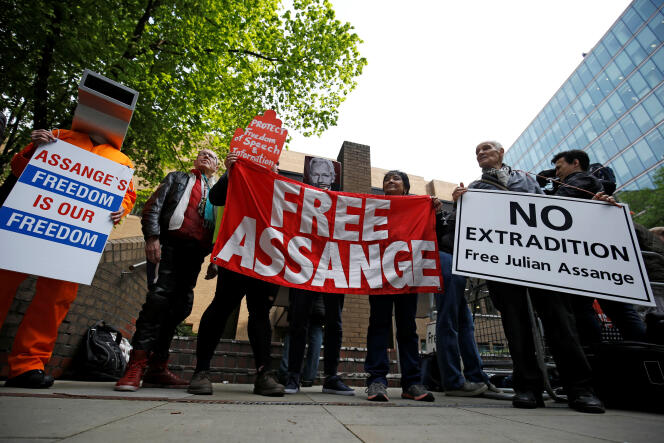 Manifestation de soutien au fondateur de Wikileaks Julian Assange, condamné à 50 semaines de prison, à Londres, le 1er mai.