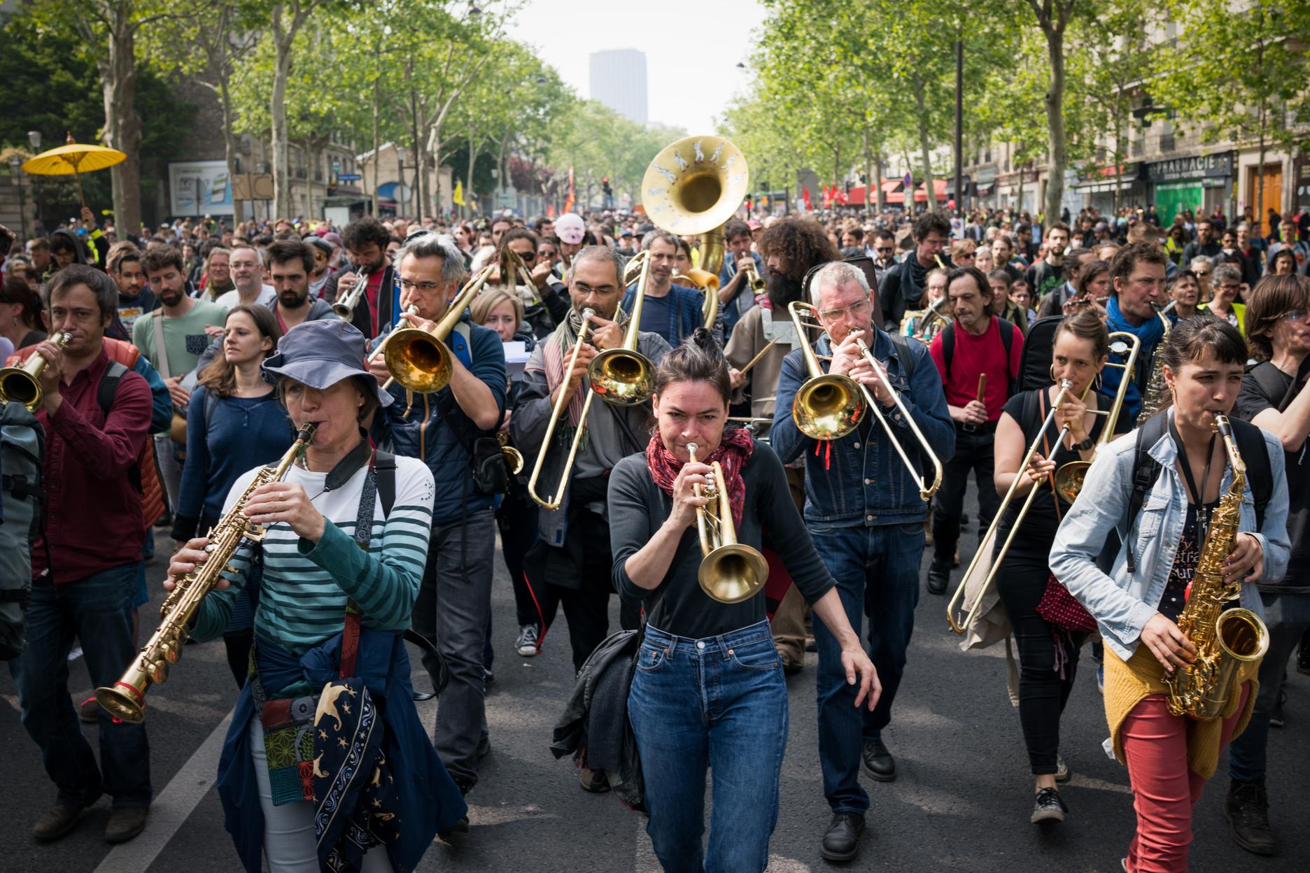 A Paris, les images d’un défilé du 1erMai entre fanfare, gaz