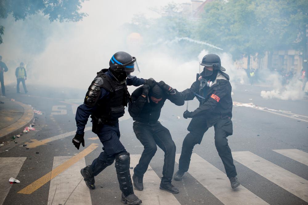 Un manifestant interpellÃ© par les policiers sous les coups dâune matraque tÃ©lÃ©scopique, boulevard de lâHÃ´pital.