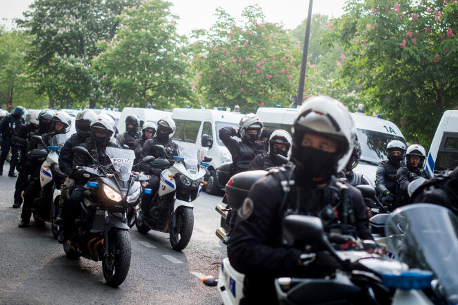 Cortège de policiers à moto sur le boulevard Auguste-Blanqui à Paris, le 1er mai.