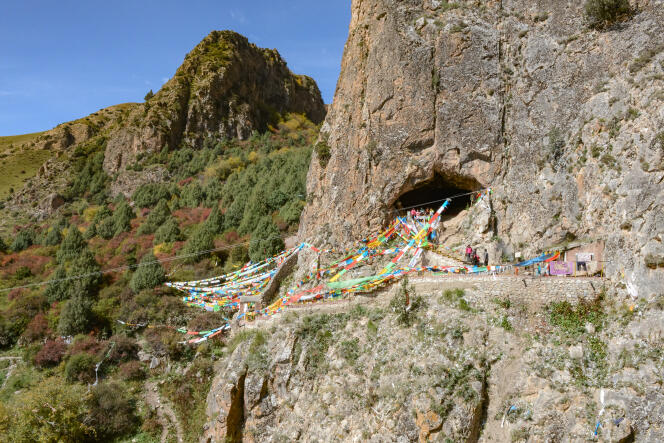 Entrée de la grotte de Baishiya (province de Gansu, Chine), lieu de culte bouddhiste où une mâchoire de 160 000 ans a été retrouvée.
