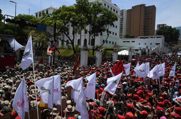 Des partisans du président Nicolas Maduro, devant le palais présidentiel, à Caracas, le 1er mai.