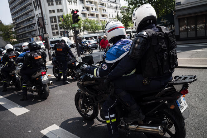De nombreux policiers à moto de la BRAV-M à Paris, le 1er mai.