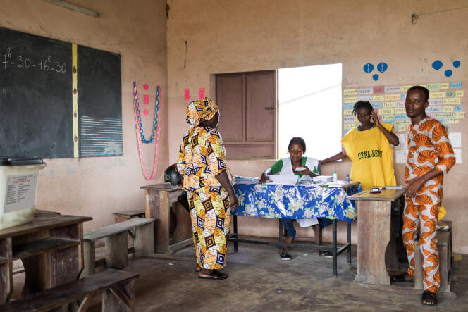 Dans un bureau de vote à Cotonou, au Bénin, lors des élections législatives du 28 avril 2019.