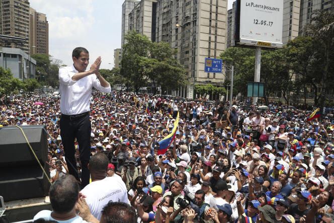 Juan Guaido salue ses partisans réunis à Caracas le 1er Mai.