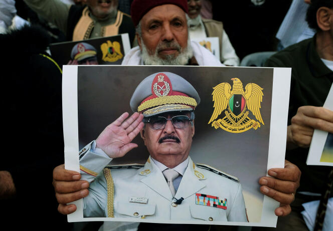 Un homme brandit une photographie de Khalifa Haftar, lors d’une manifestation à Benghazi (Libye), le 12 avril.