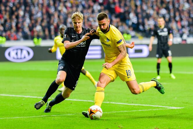L’attaquant français de Chelsea, Olivier Giroud, aux prises avec le défenseur de Francfort, l’Allemand Martin Hinteregger, lors de la demi-finale aller de la Ligue Europa, le 2 mai.