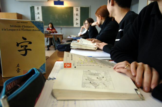 Des élèves d'une classe de terminale, au lycée Malherbe de Caen, en cours de chinois, en 2005.