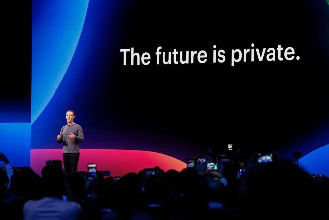 La patron-fondateur de Facebook, Mark Zuckerberg, lors du son grand show annuel du réseau social, mardi 30 avril, à San José (Californie).
