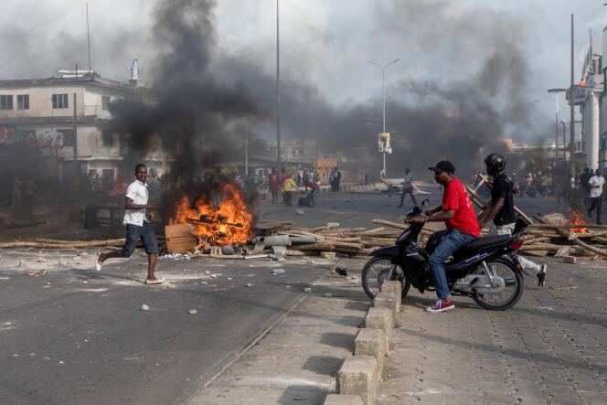 Une barricade enflammée dans le quartier de Cadjehoun, à Cotonou, au Bénin, le 1er mai 2019.