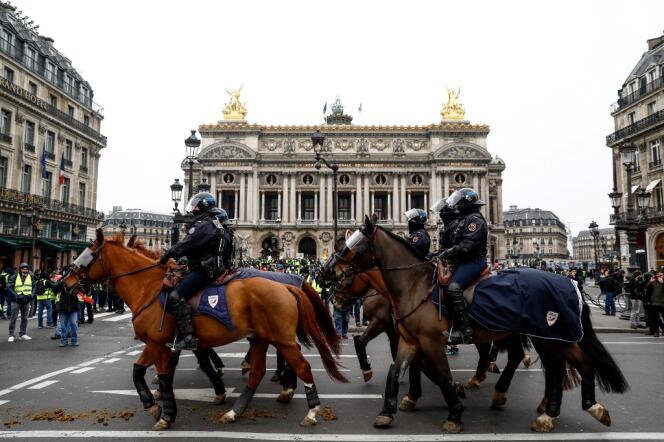 Des brigades équestres devant la place de l'Opéra, le 15 décembre à Paris.