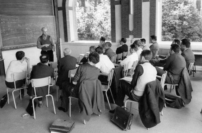 Le mathématicien Alexandre Grothendieck, lors d’une conférence à l’Institut des hautes études scientifiques de Bures-sur-Yvette (Essonne), en janvier 1960.