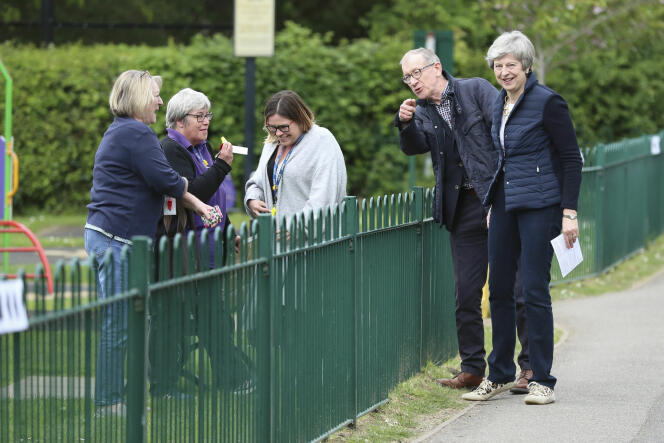 La première ministre, Theresa May, et son mari, Philip, en chemin vers leur bureau de vote, dans la vallée de la Tamise (sud-est de l’Angleterre), le 2 mai 2019.