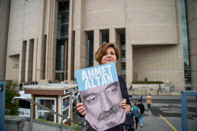 Une journaliste pose avec le portrait d’Ahmet Altan devant la Cour de justice d’Istanbul (Turquie), le 19 juin 2017.