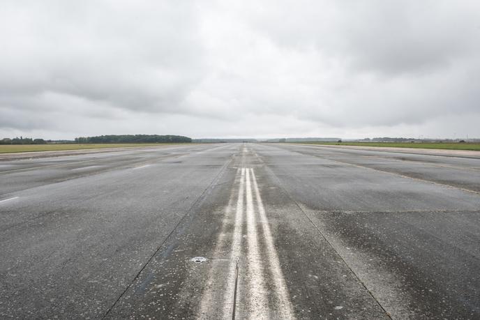La piste principale de la base 217, longue de 3 kilomètres, en octobre 2017.