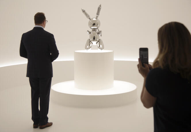 « Rabbit », une sculpture de Jeff Koons, à la maison de vente aux enchères Christie’s à New York, le 3 mai.