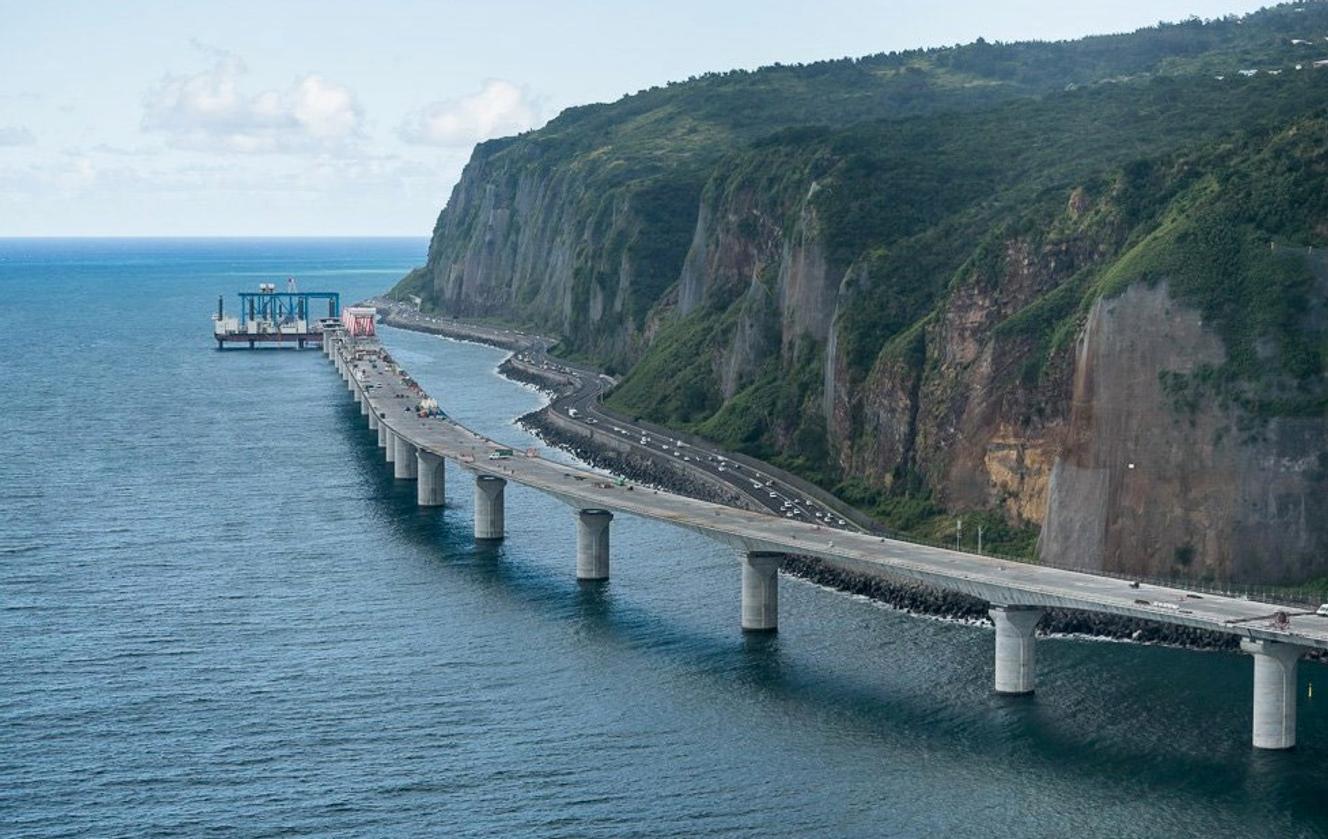 A La Réunion, la nouvelle route du littoral à l’arrêt