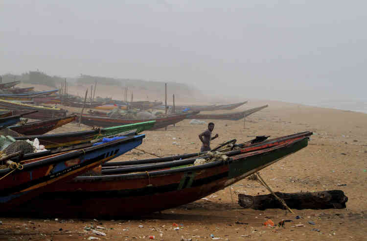 Un pêcheur avant le passage du cyclone Fani, sur la plage de Chandrabhaga dans l’Etat indien de l’Odisha, le 2 mai.
