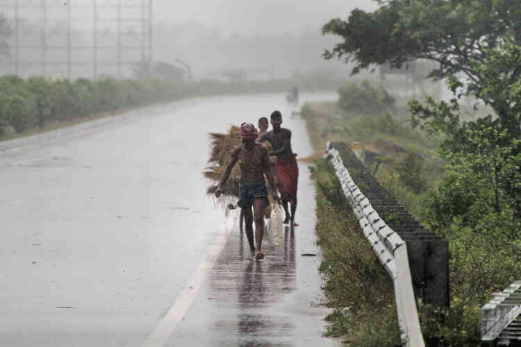 Des villageois se dirigent vers des abris avant le passage du cyclone aux abords de Puri, ville indienne côtière de 200 000 habitants, le 3 mai.