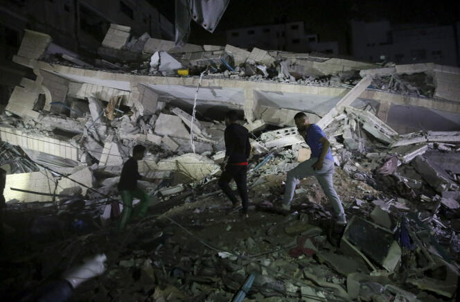 Des habitants de Gaza-ville inspectent les ruines d’un bâtiment touché par une frappe israélienne, le 4 mai.