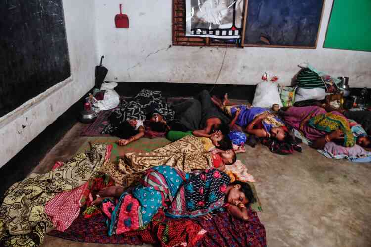 Des familles se réfugient pour la nuit dans un abri improvisé à Puri, le 3 mai.