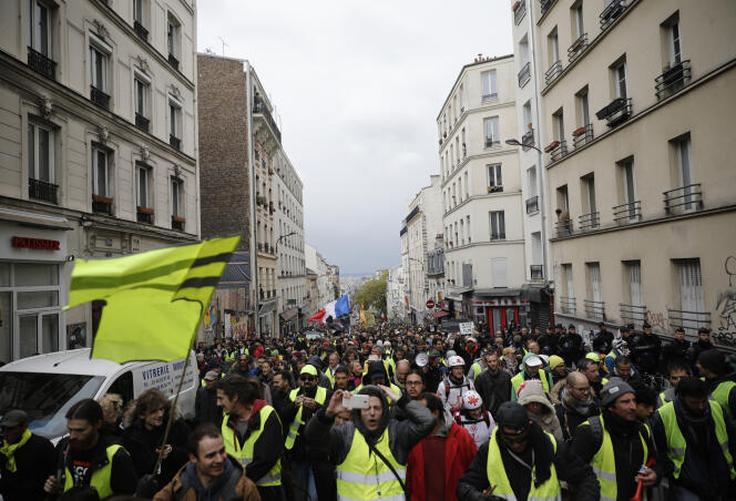 Les « gilets jaunes » défilent à Paris, samedi 4 mai 2019, pour la 25e semaine successive.