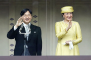 Le nouvel empereur du Japon, Naruhito, et son épouse, Masako, lors de son premier discours public, le 4 mai, au palais impérial de Tokyo.