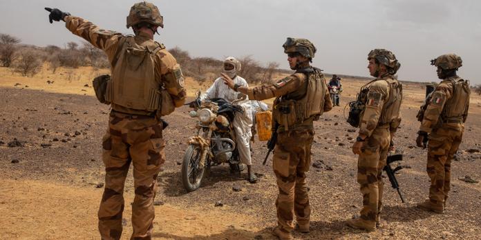 C Est L Arme Des Laches Au Mali L Operation Barkhane Face Aux Mines Artisanales