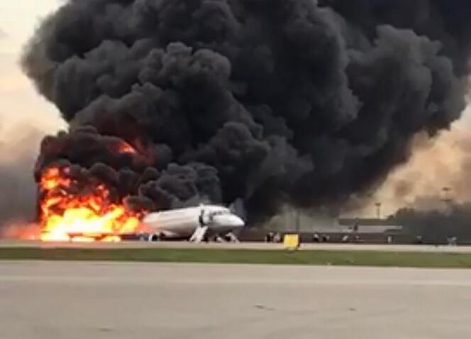 Le Sukhoi Superjet-100 en feu, sur le tarmac de l’aéroport de Moscou-Cheremetievo, le 5 mai.