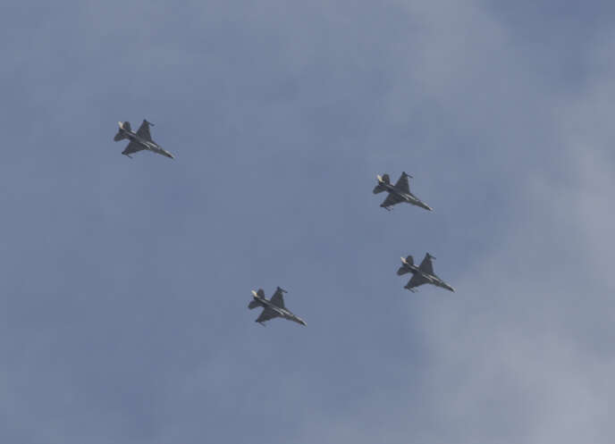 Des avions israéliens dans le ciel d’Ashkelon, en Israël, le 5 mai.