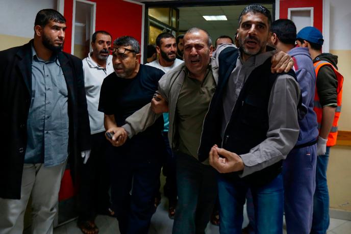 Un homme palestinien en pleurs à l’hôpital de Beit Lahia, à Gaza strip, dimanche 5 mai.