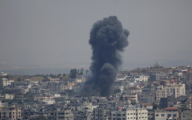 La fumée provenant d’une explosion après une frappe aérienne israélienne dans la ville de Gaza, dimanche 5 mai 2019.