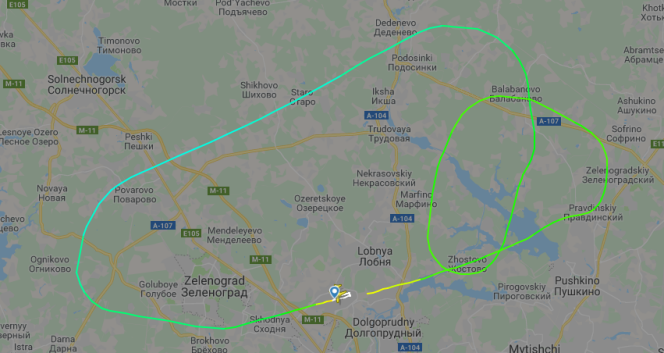 La trajectoire du vol SU1492 de la compagnie Aeroflot, à destination de Mourmansk, décrit deux boucles autour de l’aéroport.