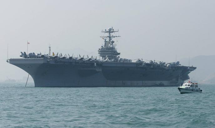 Le porte-avion USS Abraham Lincoln, au large de Hong Kong, le 23 décembre 2004.