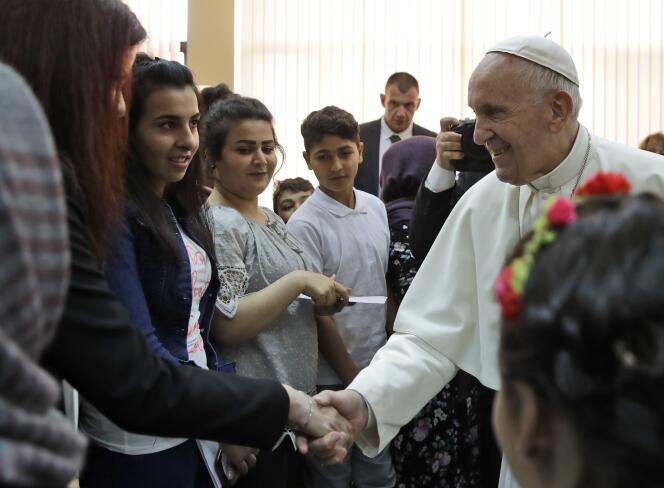 Le pape François dans un centre accueillant des réfugiés, lundi 6 mai à Sofia.