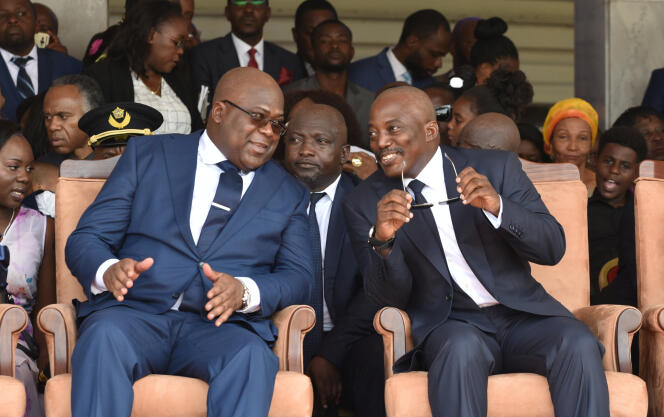 Le nouveau président congolais, Félix Tshisekedi (à gauche), et son prédécesseur, Joseph Kabila, lors de l’investiture du premier, à Kinshasa, le 24 janvier 2019.