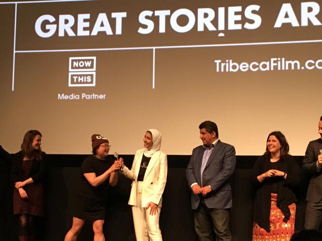La productrice du film « Picture Character » Jennifer 8. Lee tend le micro à la jeune Rayouf Alhumedhi, qui a obtenu la création d’un émoji hijab.