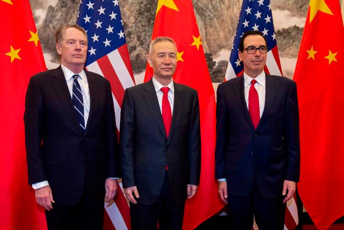Le négociateur en chef américain Robert Lighthizer, le vice-premier ministre chinois Liu He et le secrétaire au Trésor Steven Mnuchin, à Pékin, le 28 mars.