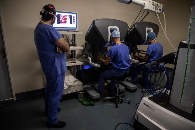 Les chirurgiens utilisent un système de contrôle à distance pour opérer avec un système chirurgical robotique Da Vinci Xi à l’hôpital Robert-Debré, à Paris, le 5 avril 2019. 144 de ces robots ont déjà été installés en France.