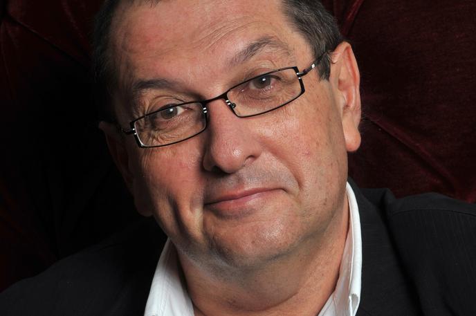 L’écrivain Philippe Carrese, auteur de « Enclave » (Plon) pose le 1 septembre 2009 à Paris, lors de la cérémonie de remise du Prix du roman Fnac 2009. Le Prix a été attribué à Yannick Haenel pour son livre « Jan Karski » (Gallimard), son cinquième roman, qui raconte l’histoire d’un témoin du ghetto de Varsovie chargé en 1942 d’informer le monde de l’extermination des Juifs d’Europe.